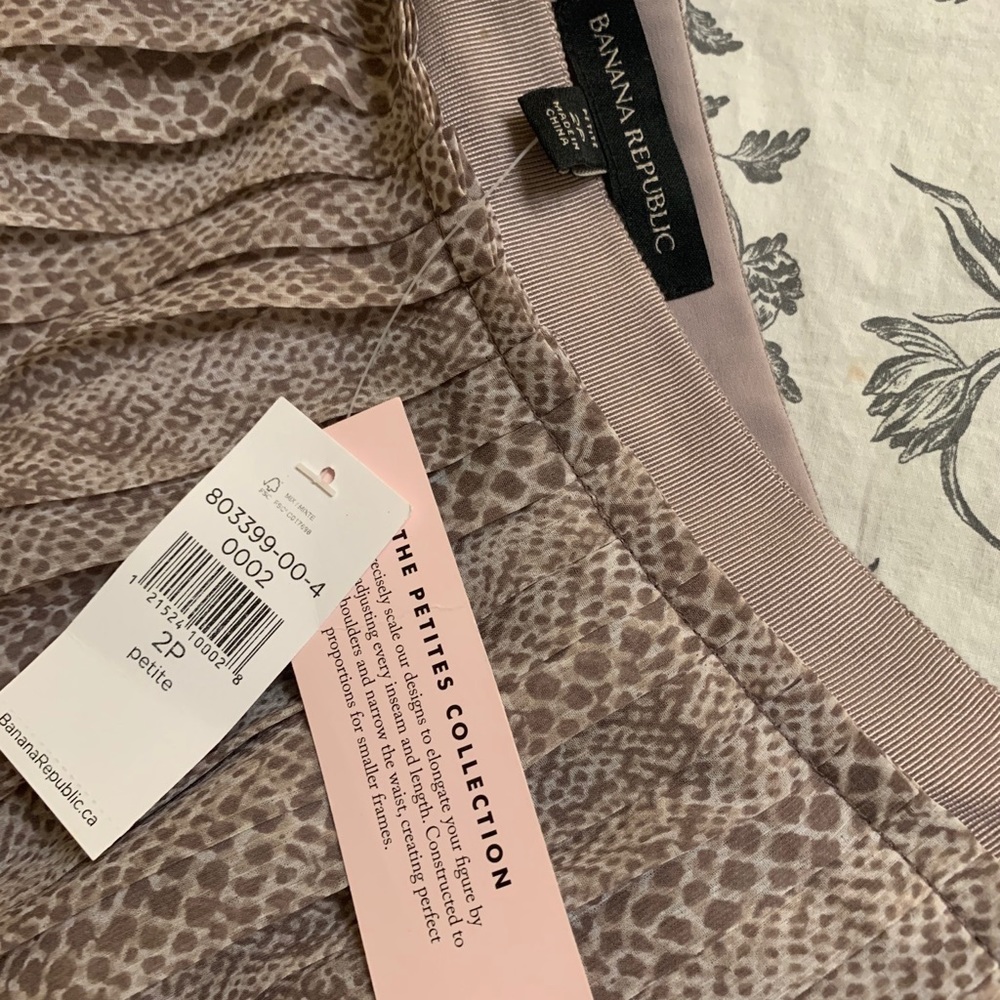 Gorgeous Banana Republic skirt BRAND NEW! - Picture 2 of 2